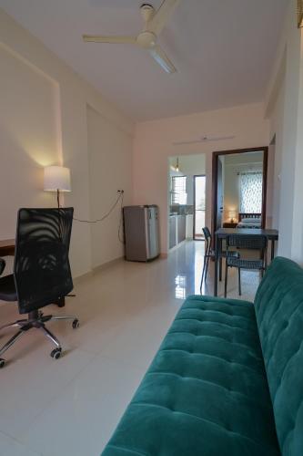 Χώρος καθιστικού στο HomeSlice Sarjapur - 1BHK Serviced Apartment