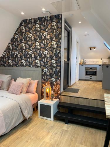 1 dormitorio con cama y pared de troncos en Appartement entre terre et mer à proximité de Honfleur en Équemauville