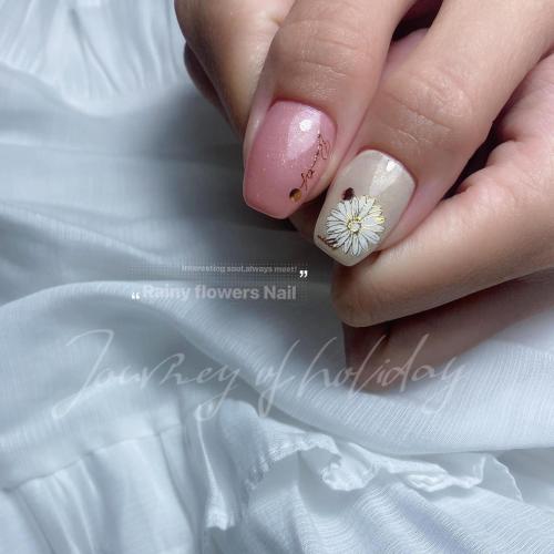 a hand with a flower on its nails at 樂活小築民宿Lohas Taitung B&B in Taitung City
