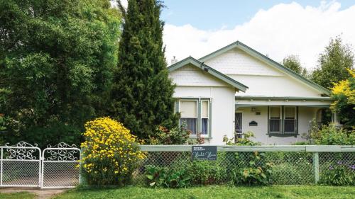 a white house with a fence in front of it at Houlet House - Central Daylesford - Pets Welcome in Daylesford