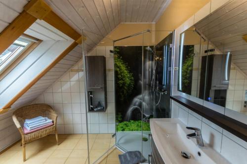 Ένα μπάνιο στο Ferienwohnung im Blockhaus Rosenkranz