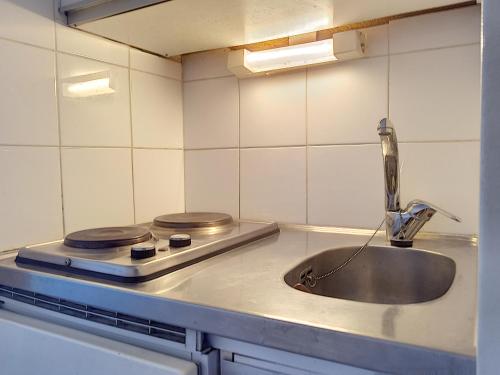 A kitchen or kitchenette at Studio. 5 eme étage. Deux personnes.