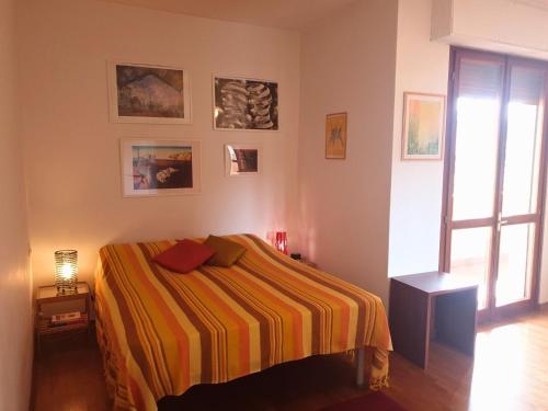 ein Schlafzimmer mit einem Bett mit einer gestreiften Decke in der Unterkunft Attico Panoramico Firenze in Florenz