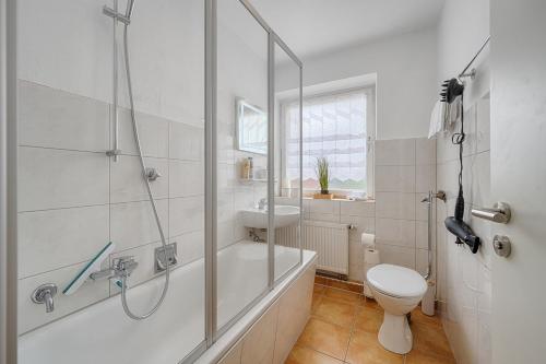 een badkamer met een douche, een toilet en een wastafel bij Select-Home 3 - Netflix - Parkplatz - Business Home in Nabburg
