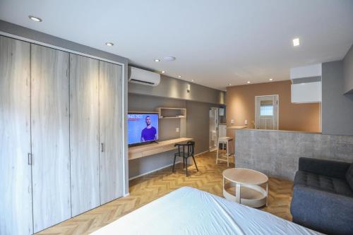 1 dormitorio con 1 cama y TV en una habitación en ZDT-406 en Tokio