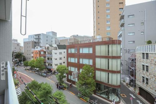 uma vista para uma rua numa cidade com edifícios em ZDT-406 em Tóquio