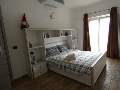 1 dormitorio con cama, estanterías y ventana en Agriturismo Why Farm, en Marano Ticino