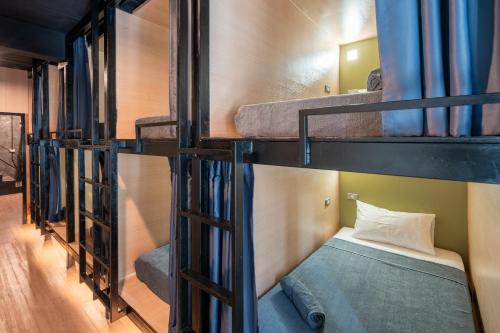 מיטה או מיטות קומותיים בחדר ב-Black Panther Hostel