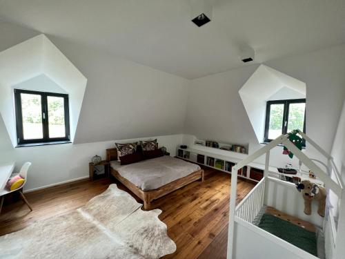 een slaapkamer op zolder met een bed en een trap bij Trierer Heide - Architektur zum wohl fühlen in Trier