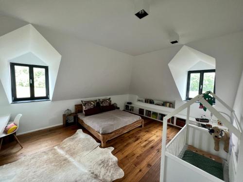 Postel nebo postele na pokoji v ubytování Trierer Heide - Architektur zum wohl fühlen