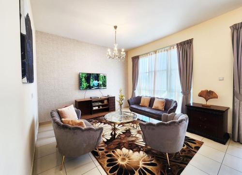 uma sala de estar com um sofá e uma mesa em RH- The Perfect Family Getaway, 3BR in Standpoint Tower em Dubai