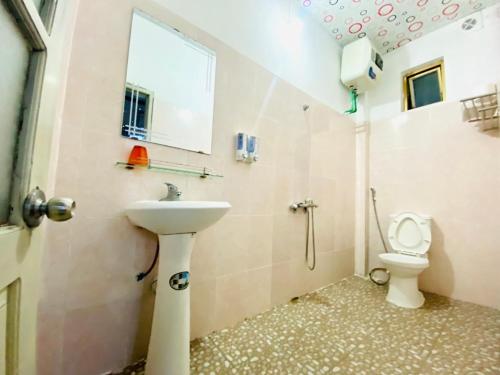 ein Bad mit einem Waschbecken und einem WC in der Unterkunft YoLoHome in Sa Pa