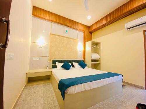 a hotel room with a bed and a bath tub at Golden Lotus Varanasi in Varanasi