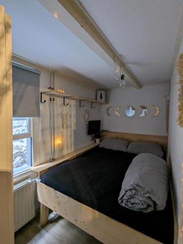 um quarto com uma cama grande num quarto em Monumental gem in the heart of Utrecht City em Utrecht