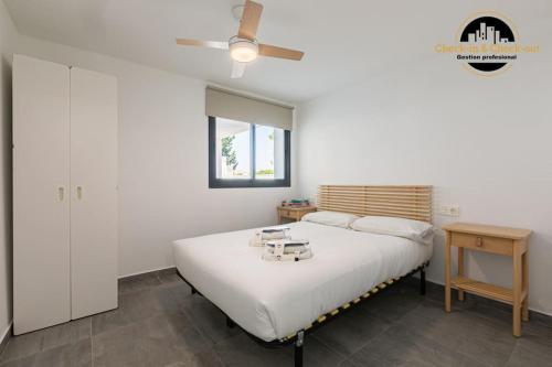 a bedroom with a bed and a ceiling fan at Apartamento Camino Lago in Torremolinos