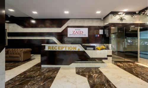 vestíbulo con recepción en un edificio en Treebo Trend Zaid International en Bombay