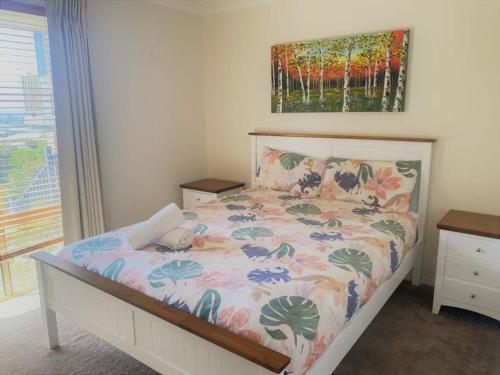 - une chambre dotée d'un lit avec un couvre-lit floral dans l'établissement Thistledome, à Esperance