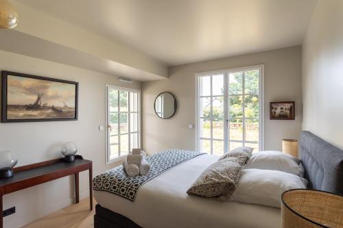 Un pat sau paturi într-o cameră la Villa de la Roche - Magnifique villa vue mer