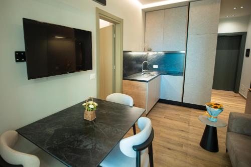 Una televisión o centro de entretenimiento en Vlore Luxury Apartaments "FAEL"