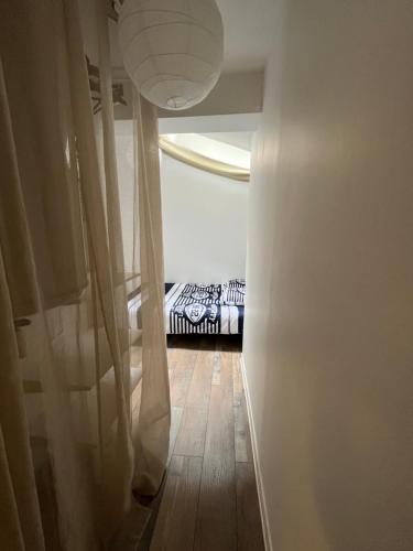 una camera con un letto, una finestra e un pavimento in legno di Studio rdc ou 1er étage, rsdce calme, centre ville proche Cathédrale, Pking possible à prox a Orléans