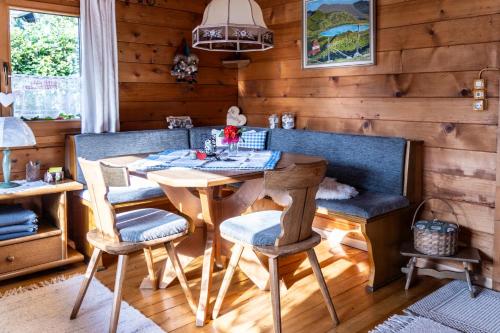 - une salle à manger avec une table et des chaises dans l'établissement Ferienhütte Puutz, à Wörgl