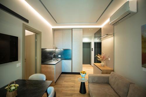 a living room with a couch and a kitchen at Vlore Luxury Apartaments "FAEL" in Vlorë