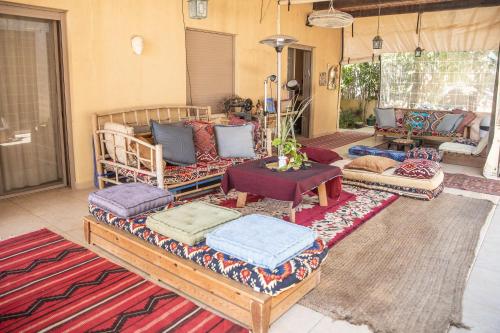 a living room with couches and a rug at Einot Bar in Giv'ot Bar