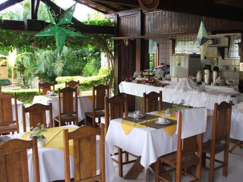 Um restaurante ou outro lugar para comer em Pousada Caúca