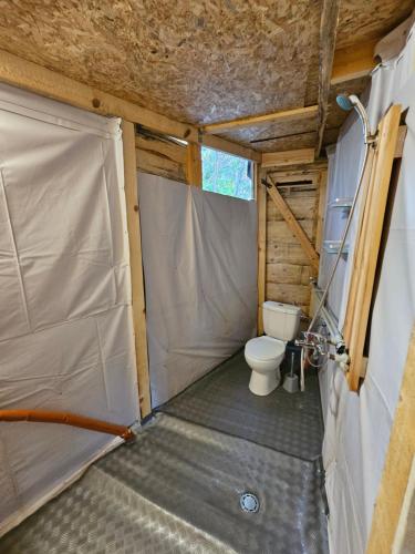 切爾諾莫雷茨的住宿－Каравана ИГЛАНД，拖车内带卫生间的浴室