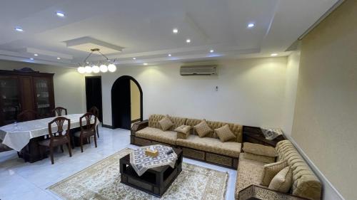 uma sala de estar com um sofá e uma mesa em H5-hاتش5 em Madīnat Yanbu‘ aş Şinā‘īyah