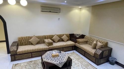 a living room with a couch and a table at اتش h5 ينبع الصناعية in Madīnat Yanbu‘ aş Şinā‘īyah