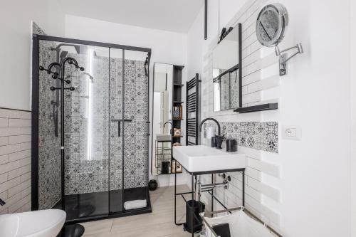 un baño con ducha y lavabo en Casa la coccinella, en Orbetello