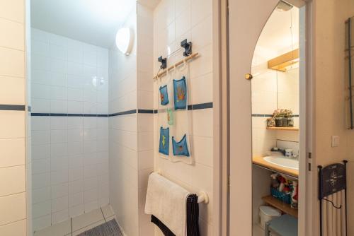een badkamer met een douche en een wastafel bij Marina in Le Barcarès