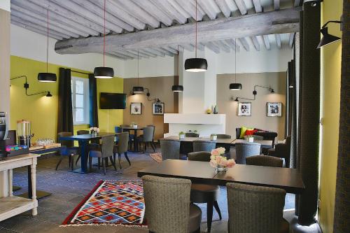 un restaurant avec des tables et des chaises dans une salle dans l'établissement Ferme du Roy, à Anserville