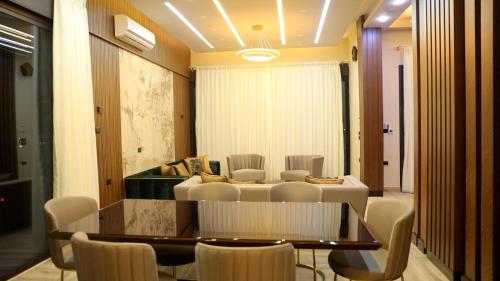 a dining room with a table and chairs at Kinda vip in Al Mashāriqah