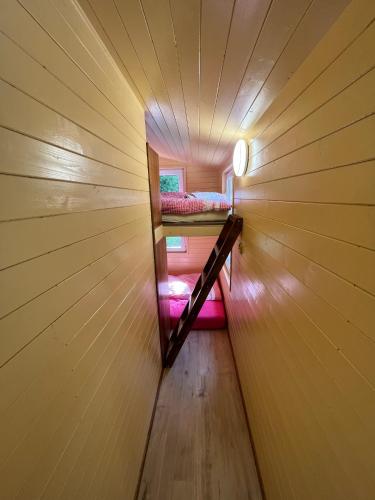 ホルニー・プラナーにあるTiny house Horní Planáの小さな家の中にある小さな部屋で、二段ベッド2組が備わります。