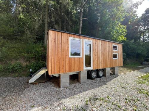 ホルニー・プラナーにあるTiny house Horní Planáの小さな家がトレーラーの上に座っている