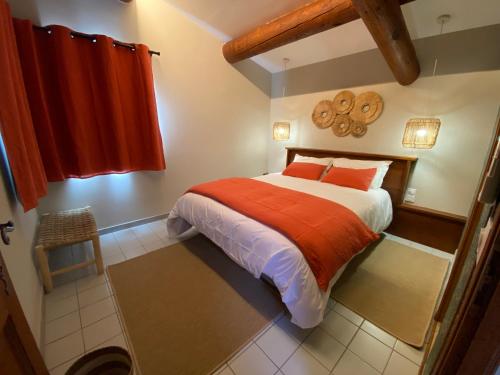 Säng eller sängar i ett rum på Drome provençale maison familiale calme dans village