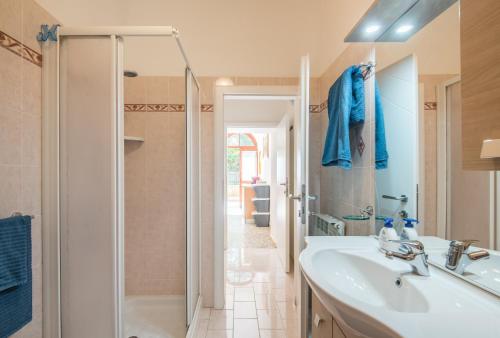 ein Bad mit einem Waschbecken und einer Dusche in der Unterkunft Podere San Lorenzo in Siena