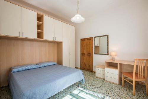 Schlafzimmer mit einem Bett, einem Schreibtisch und einem Stuhl in der Unterkunft Podere San Lorenzo in Siena