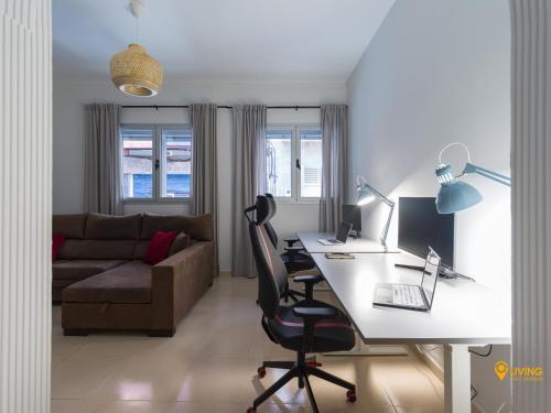 2 mins from Beach - Workstations - Parking - Bikes