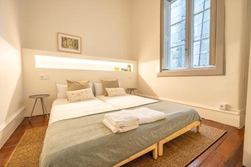 una camera da letto con un letto grande con una finestra di Vistas al Nautico y Paseo Marítimo de Vigo a Vigo