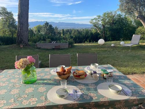 une table avec un panier de nourriture dans l'établissement La Sauveterre, à Mours-Saint-EusÃ¨be
