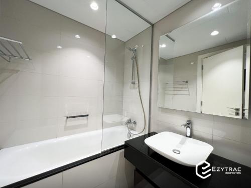 uma casa de banho branca com um lavatório e um chuveiro em Studio at Damac Majestine, Business Bay by Ezytrac Vacation homes em Dubai