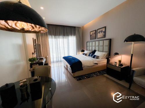 um quarto com uma cama, um sofá e uma mesa em Studio at Damac Majestine, Business Bay by Ezytrac Vacation homes em Dubai