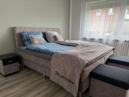 Postel nebo postele na pokoji v ubytování Appartement - Ferienwohnung - zentral in Bad Oeynhausen mit Kamin, WLAN, Netflix, Parkplatz