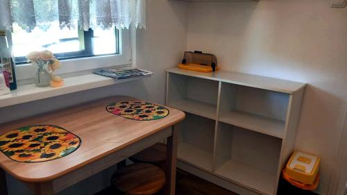 スモウジノにあるSloneczko1の小さなキッチン(木製テーブルの上に2皿付)