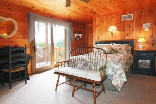 1 dormitorio con 1 cama, 1 silla y 1 ventana en Spacious 8bd7ba Log Home on Beltzville Lake in Southern Poconos - No Prom en Lehighton