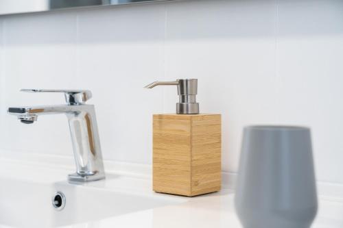 un lavandino con rubinetto e blocco in legno di Vistas al Nautico y Paseo Marítimo de Vigo a Vigo