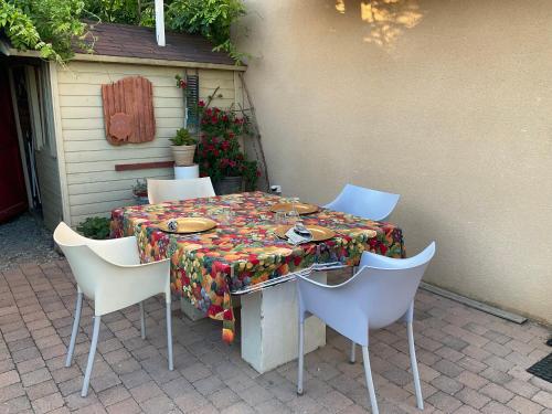 une table avec des chaises et un chiffon de table. dans l'établissement Maison Bon Ton, à Paraza